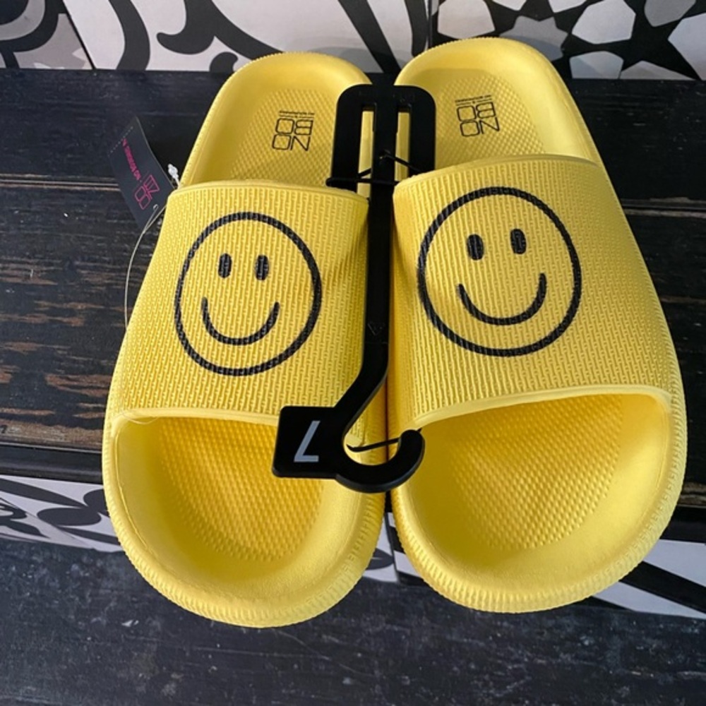 SMILEY FACE SLIDES by No Boundaries! Wear with out without socks 😀SUPER …
